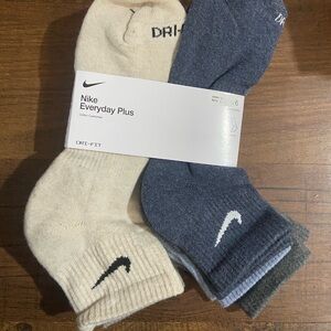 Nike Athletic Socks Cream and Gray Cushioned Comfort
